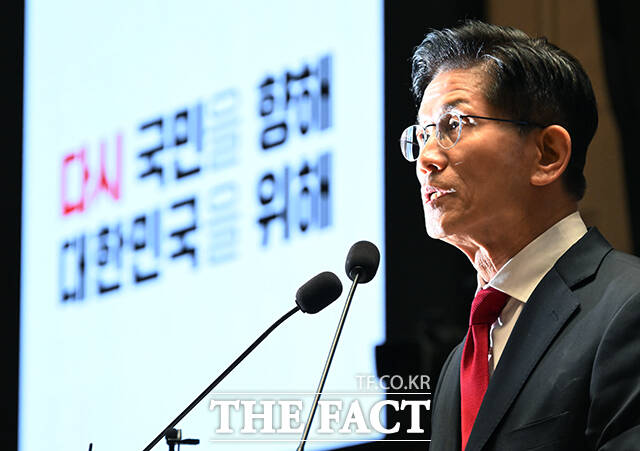 국민의힘이 김문수 대선 후보의 후보 자격을 취소하고 한덕수 무소속 후보를 새로운 후보자로 선출하는 절차를 마무리하자 더불어민주당은 