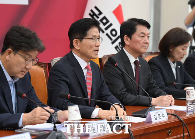 蹮  뼱 ĺ 10   ù° 'ϱ  , ڸ â' ߴ.   ĺ 11   ǵ ȸ  ߾ӼŴåȸ ȸǿ   ߾ϴ . /̻ 