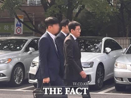 배재현 전 카카오 투자총괄대표가 지난 2023년 10월 구속 전 피의자심문을 받기 위해 서울남부지법에 출석하고 있다. /더팩트DB