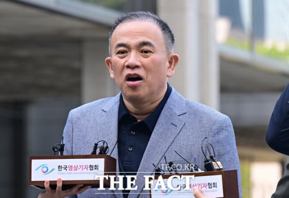 윤석열 전 대통령 부부 공천 개입 의혹을 받는 정치 브로커 명태균 씨가 지난달 29일 서울 서초구 서울고등검찰청에 출석해 조사에 앞서 입장을 밝히는 모습. /이새롬 기자