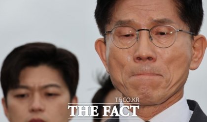 김문수 국민의힘 대통령 후보가 17일 오전 광주 북구 5.18민주묘지를 찾아 박관현 열사의 묘역을 참배하던 중 눈물을 흘리고 있다. /광주=뉴시스