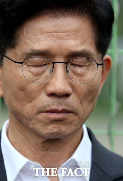 김문수 국민의힘 대통령 후보가 17일 오전 광주 북구 광주교도소 터를 찾아 울먹이고 있다. /김문수 캠프