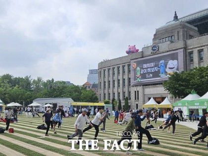운동하는 서울광장은 오세훈 시장이 강조해온 '건강도시 서울' 정책의 대표 사업 중 하나다. 도심 한복판에서 누구나 쉽게 운동할 수 있도록 하는 것이 목표다. 사진은 15일 오후 2시 운동하는 서울광장 '셔틀런'./서울시