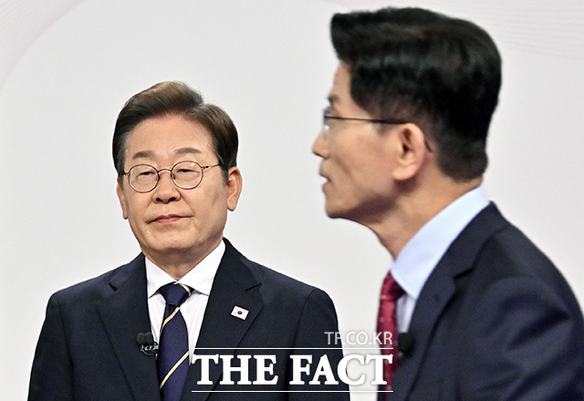 蹮  뼱 ĺ   Ż å  ϸ  Ҿִ ĺ ܳߴ.  ĺ  å ־ ̺й  ġ ʴٸ ' ͽ' ߴ. /ȸ