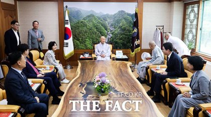 덕수스님과 환담 나누는 설 여사. /국민의힘