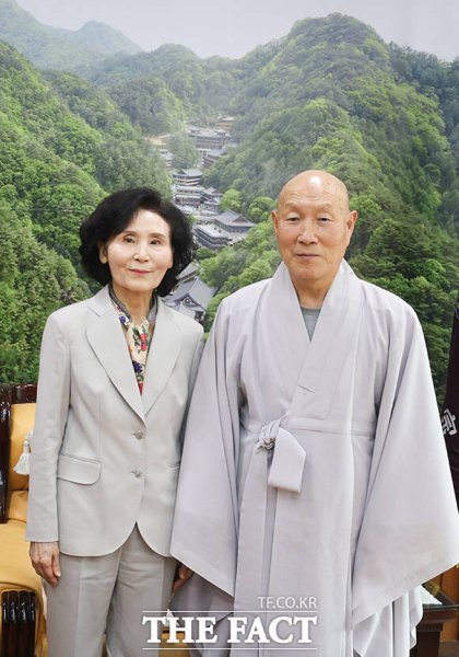 설 여사가 천태종 총무원장 덕수스님과 기념 촬영하고 있다. /국민의힘
