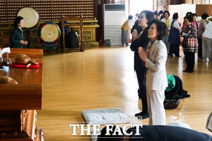 김문수 국민의힘 대통령 후보의 배우자 설난영 여사(오른쪽)가 18일 서울 서초구 관문사에서 열린 대한불교천태종 중앙신도회장 이취임 법요식에 참석해 합장하고 있다. /국민의힘