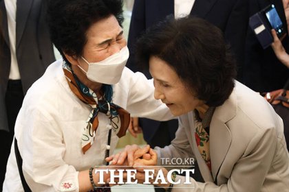 관문사 불자들과 인사 나누는 설난영 여사(오른쪽). /국민의힘