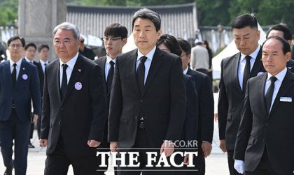 이주호 대통령 권한대행 부총리 겸 교육부 장관(가운데)이 제45주년 5·18 민주화운동 기념식에서 