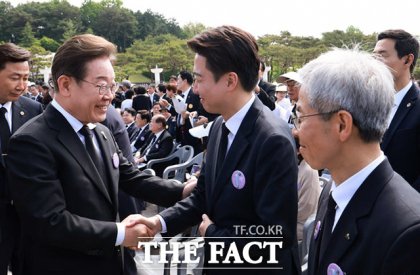 이재명 더불어민주당 대선 후보(왼쪽)와 이준석 개혁신당 대선 후보(가운데)가 18일 광주 북구 국립5·18민주묘지에서 열린 제45주년 5·18민주화운동 기념식에서 악수하고 있다. 오른쪽은 권영국 민주노동당 대선 후보. /광주=뉴시스