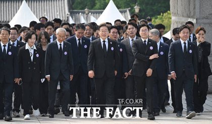 이재명 더불어민주당 대선 후보(가운데)가 18일 광주 북구 국립5·18민주묘지에서 열린 '제45주기 5·18 민주화운동기념식'에 참석하고 있다. /광주=국회사진취재단