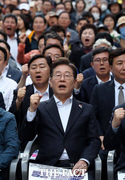 이재명 더불어민주당 대통령 후보는 2026년 실시될 지방선거와 맞춰 개헌을 추진하겠다는 입장을 18일 밝혔다. 다만 재임 중인 대통령의 임기단축을 전제로 한 논의에는 선을 그었다. /뉴시스