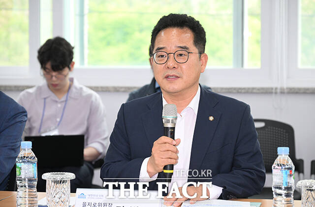민병덕 더불어민주당 을지로위원회 위원장이 21일 오후 노동자 사망사고가 발생한 경기 시흥시 SPC삼립 시화공장을 찾아 간담회를 열고 발언하고 있다. /시흥=박헌우 기자
