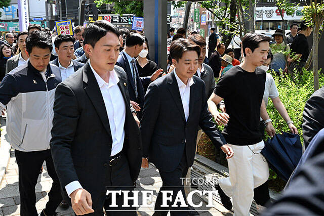 시민단체 항의 받으며 의료원 들어서는 이 후보.
