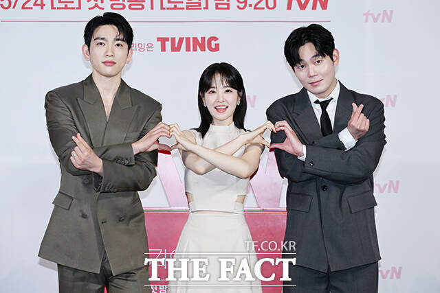 배우 박진영과 박보영, 류경수(왼쪽부터)가 21일 오후 서울 영등포구 CGV영등포에서 열린 tvN 새 토일드라마 '미지의 서울' 제작발표회에 참석해 포즈를 취하고 있다. /장윤석 기자