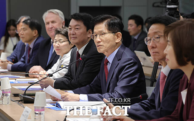 더불어민주당은 김문수 국민의힘 대선 후보가 사전투표 의사를 밝힌 것에 대해 23일 