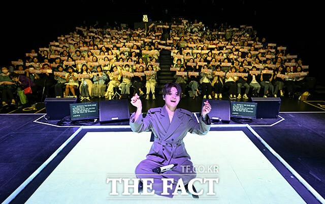  ° 23   빮 ȭڴб ECC 忡  'I.CON: FANNSTAR CONCERT(: ҾؽŸ ܼƮ)' ҵ Կ ϰ ִ. / 
