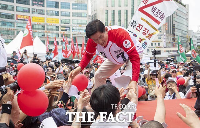 蹮  뼱 ĺ 21   ȭ ȭ 忡   ùε鿡 Ǽ ûϸ  ȣϰ ִ. /ӿ 