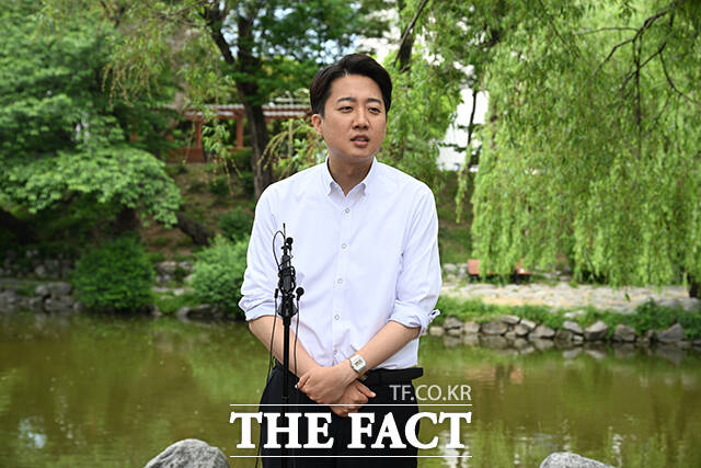 ؼ Ŵ 뼱 ĺ 22  õ Ȧ ϴб ķ۽ 湮 ڵ  ϰ ִ. / 
