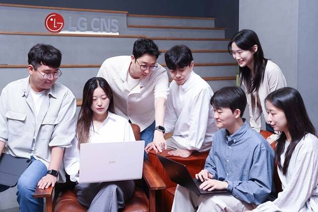 LG CNS AI  ȸǸ ϸ ̵ ϰ ִ. /LG CNS