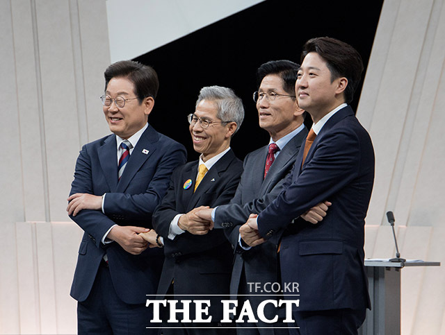 27  TV ȸ  뼱 ĺ ܱȺ å ʷ . (ʺ)  Ҿִ, ǿ ֳ뵿, 蹮 , ؼ Ŵ 뼱 ĺ. /ȸڴ