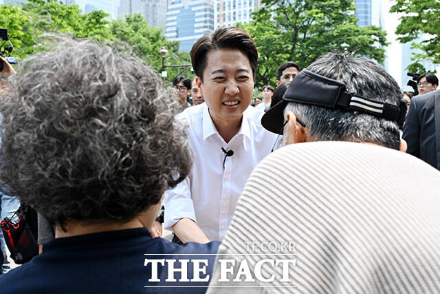 ؼ Ŵ 뼱 ĺ 28    ǵ  å ϸ  ȣϰ ִ. /ǵ= 