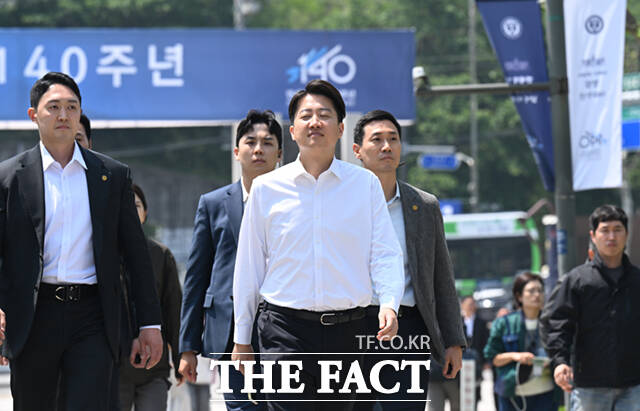 ؼ Ŵ 뼱 ĺ   忡  װƼ  ̾ ִ.  å     'å ƴ'  ȴ. /̻ 