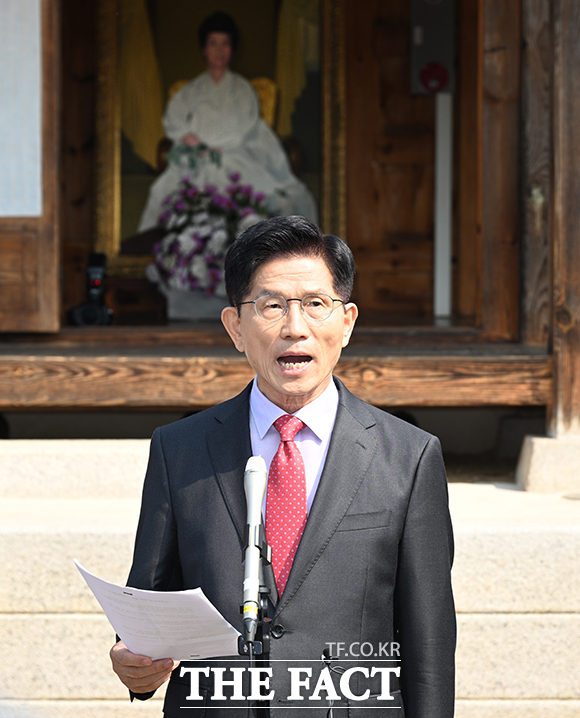 蹮  뼱 ĺ 25   õ    ã      ǥϰ ִ. / 