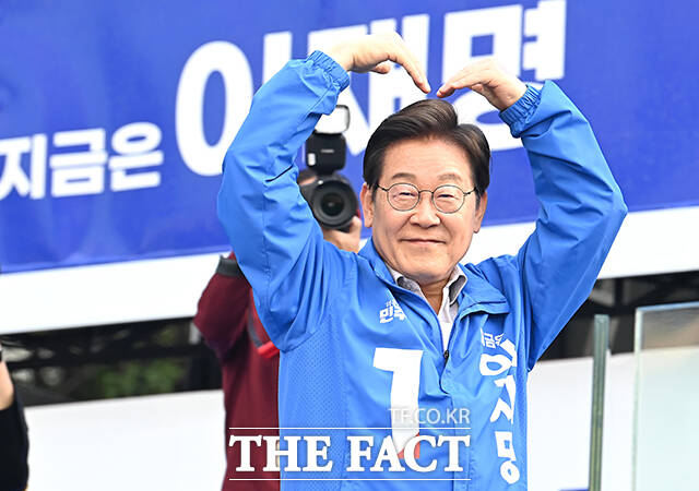  Ҿִ   ĺ 28    սʸ  տ  빮   ڵ鿡 λ縦 ϰ ִ. / 