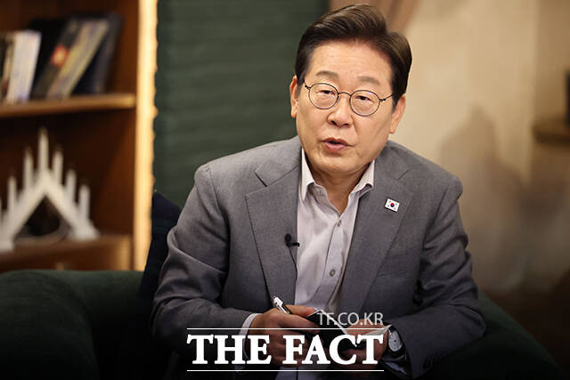  Ҿִ 뼱ĺ 28    ̵Ÿ Ʃ   '1400 ̿ ѹ ' Ʃ ̺꿡  ߾ϰ ִ. / 