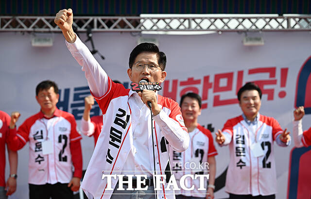 蹮  뼱 ĺ 21 뼱 ǥ ù 29   Ȼ Ȼ깮ȭ忡    ȣϰ ִ. /Ȼ= 