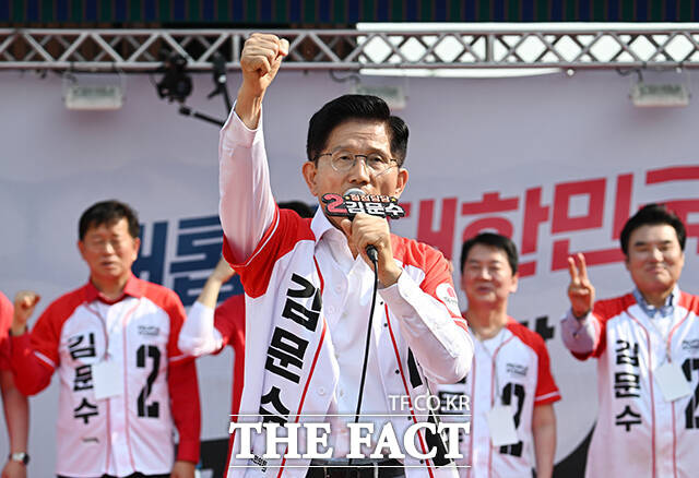 蹮  뼱 ĺ 21 뼱 ǥ ù 29   Ȼ Ȼ깮ȭ忡    ȣϰ ִ. / 