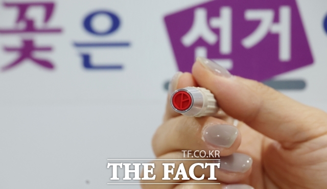 κ ù '-ĺ' ġ Ȳϴ  ߴ. ׷ ǥ忡  ĺ ٲ߰ڴٰ   . / 