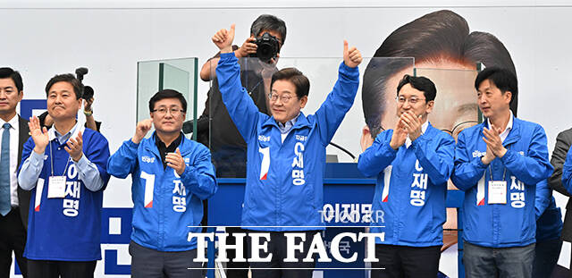  Ҿִ 뼱 ĺ 2   ϱ ϼǽ 忡    ڵ   ȣϰ ִ. / 