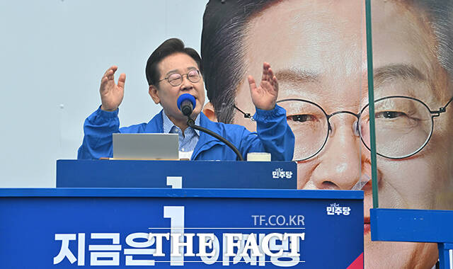  Ҿִ 뼱 ĺ 2   ϱ ϼǽ 忡    ڵ   ȣϰ ִ. / 