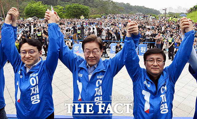  Ҿִ 뼱ĺ 2   ϱ  ϼ ǽ 忡   ܿ ö   ̰ ִ. / 