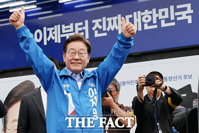  Ҿִ 뼱 ĺ 21  Ÿ Ϸ յ 2   ϱ ϼǽ 忡  ϱϱ    ģ  λϰ ִ. / 