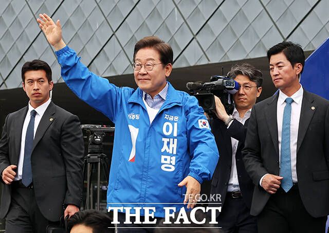  Ҿִ 뼱 ĺ 21  Ÿ Ϸ յ 2  ϱ ϼǽ 忡  ϱϱ    λϰ ִ. / 