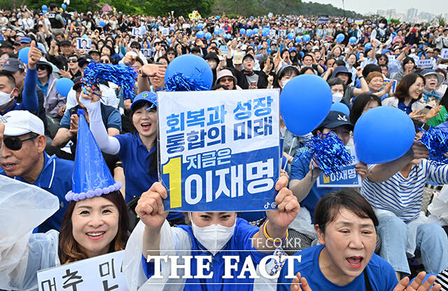 2   ϱ ϼǽ 忡   Ҿִ 뼱 ĺ  ڵ  ĺ   ȯȣϰ ִ. / 