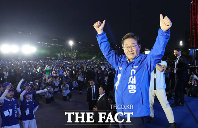  Ҿִ 뼱 ĺ 뼱 Ϸ յ 2  ǵ ȭǸ翡    ùε鿡  ȣϰ ִ. /ǵ= 