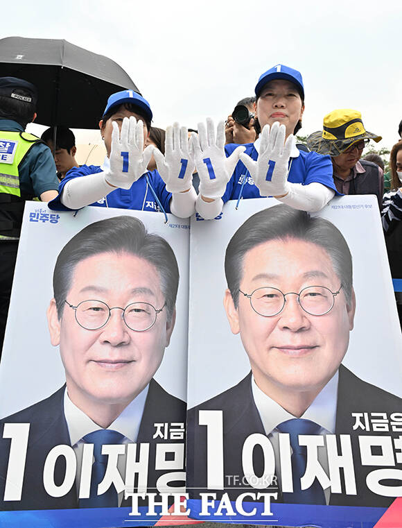 2   ϱ ϼǽ 忡   Ҿִ 뼱 ĺ  Ҿִ ſ  ĺ  ȣϰ ִ. / 