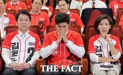 안철수 공동선대위원장과 김용태 비상대책위원장, 나경원 공동선대위원장(왼쪽부터)이 3일 오후 서울 여의도 국회 도서관에 마련된 국민의힘 개표상황실에서 제21대 대통령 선거 방송3사 출구조사 결과를 보며 굳은 표정을 짓고 있다. /국회=박헌우 기자