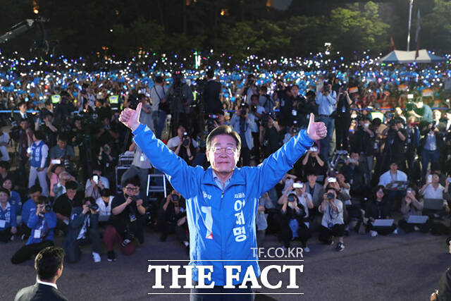  ĺ     2  ? ǵ ȭǸ翡       ϰ ִ. / 