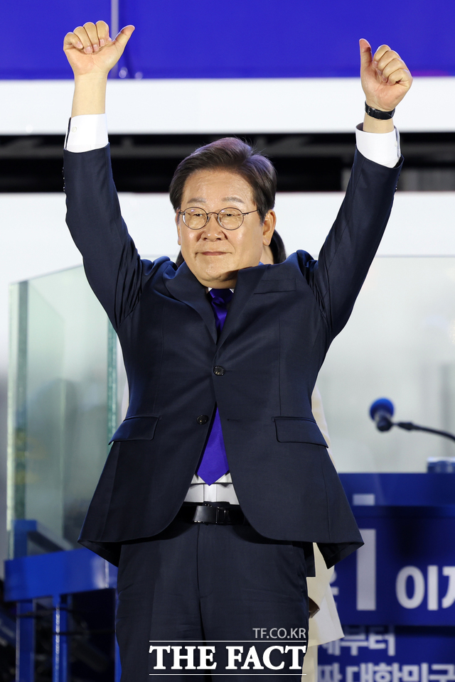  Ҿִ 뼱 ĺ 4   ǵ ȸ տ   ǥ 翡 ùε鿡 λϰ ִ. /ý
