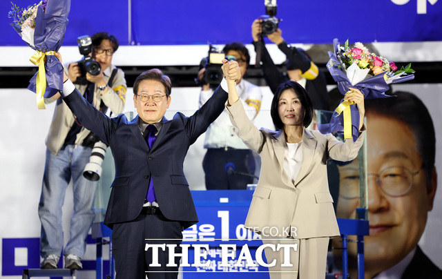  Ҿִ 뼱 ĺ  簡 4   ǵ ȸ տ   ǥ 翡 ɴٹ   ùε  λϰ ִ. /ý