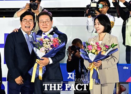 환한 미소 짓는 박찬대 상임총괄선대위원장과 이재명 후보.