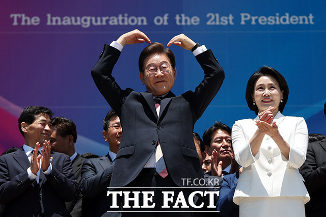 21 뼱 缱    5Ⱓ  Ѵ.   ɰ   簡  4   ǵ ȸ ٴȦ   ġ  ܵ忡  ùε  Ʈ  ̴ . /ȸڴ