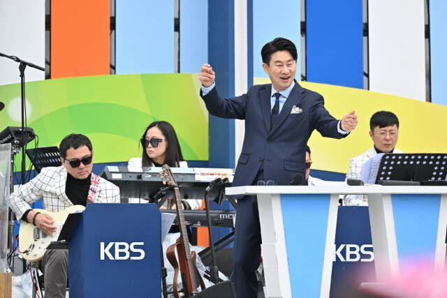   3  ù  ε   ɱ  ذ  鿴, ѵ ߴ 뷡ڶ û ο   ϰ ִ. /KBS 