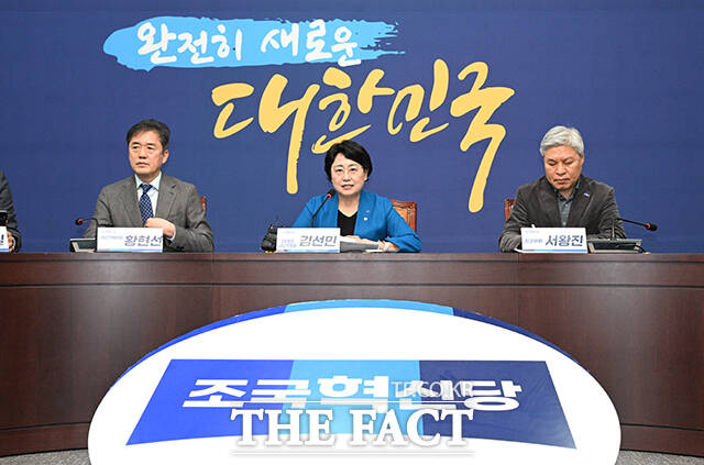 63 뼱  鼭    , Ҽ ü   漱ŷ ϰ ִ. /ȸ= 