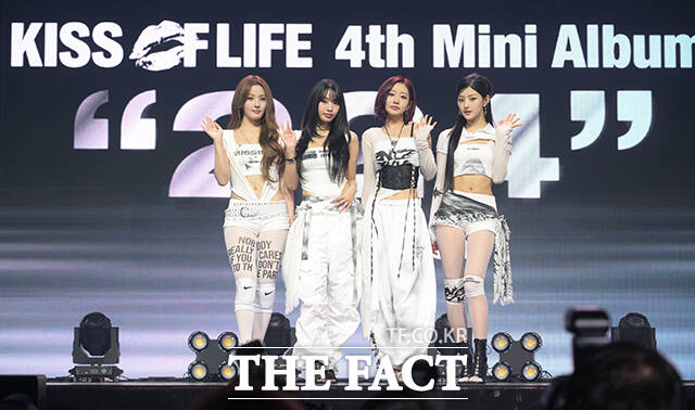 ׷ KISS OF LIFE(Ű)  , 츮, ϴ(ʺ) 9    24 ̺Ȧ  ̴ 4 ٹ '224' ߸ ̽   ϰ ִ. / 